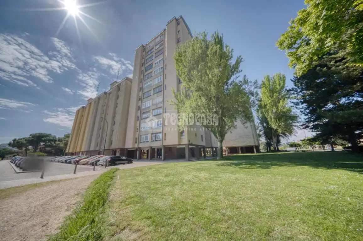 Vista exterior de Pis en venda en Valladolid amb Calefacció, Parquet i Terrassa