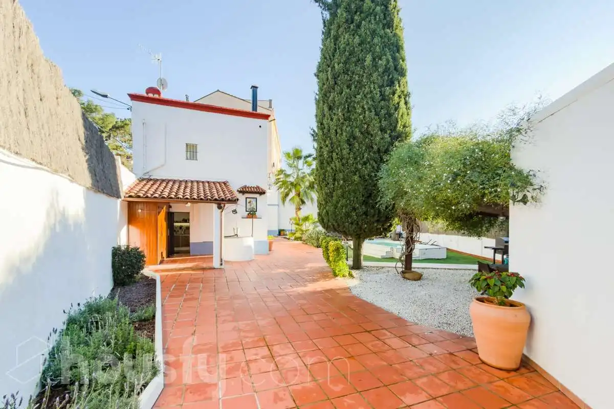 Vista exterior de Finca rústica en venta en Montgat con Calefacción, Jardín privado y Terraza