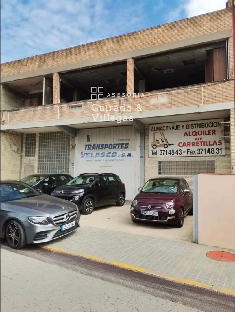 Parkplatz von Fabrikhallen zum Verkauf in Esplugues de Llobregat