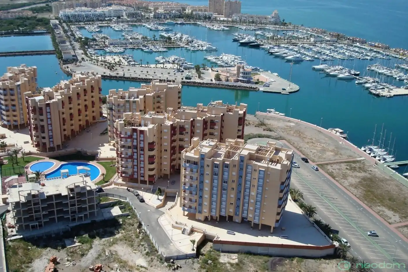 Vista exterior de Pis en venda en La Manga del Mar Menor amb Terrassa
