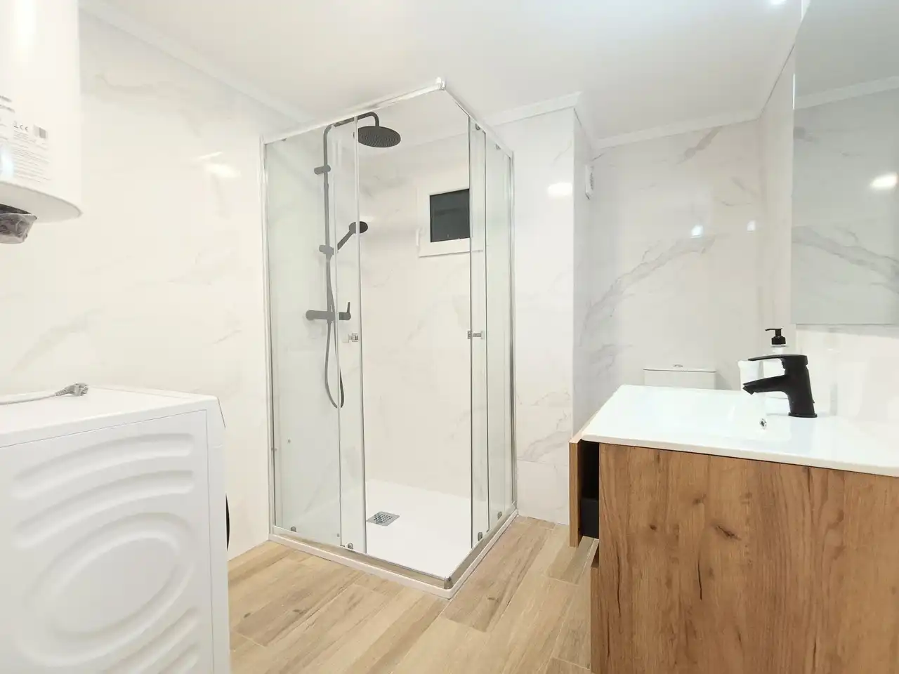 Bathroom of Commercial properties for rent in Madrid  with Air Conditioner