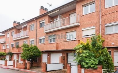 Vista exterior de Casa adosada en venda en Girona Capital amb Calefacció, Jardí privat i Terrassa