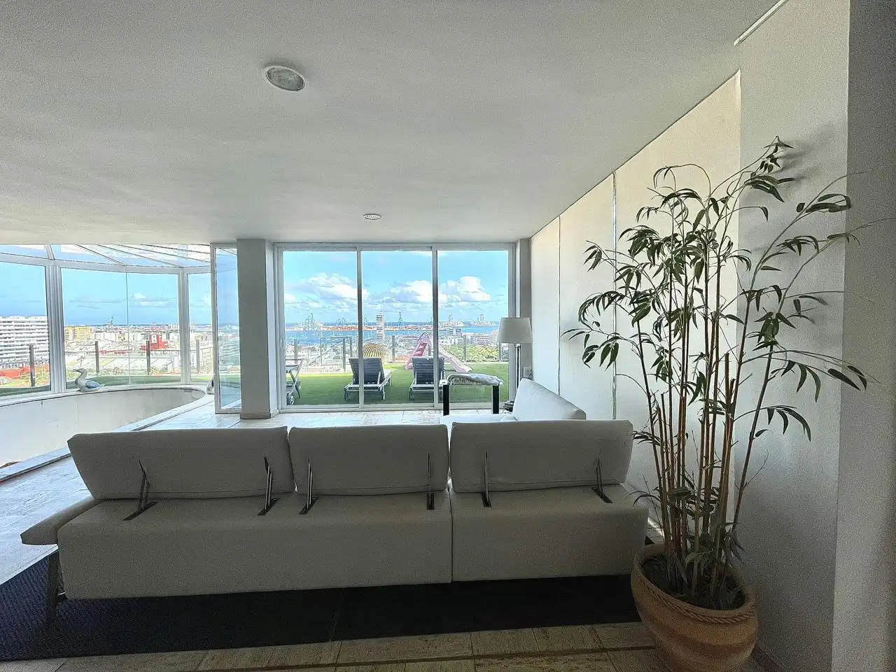 Sala d'estar de Casa o xalet en venda en Las Palmas de Gran Canaria amb Jardí privat, Terrassa i Piscina