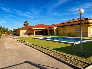 Detached house with pool for sale in Don Benito