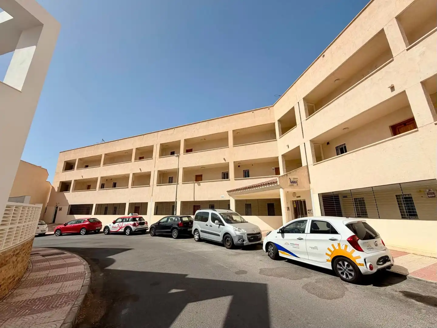 Vista exterior de Pis en venda en Roquetas de Mar amb Aire condicionat, Terrassa i Piscina comunitària