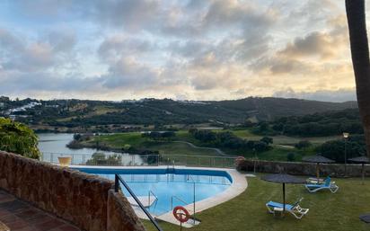 Piscina de Pis en venda en Sotogrande amb Aire condicionat, Terrassa i Traster