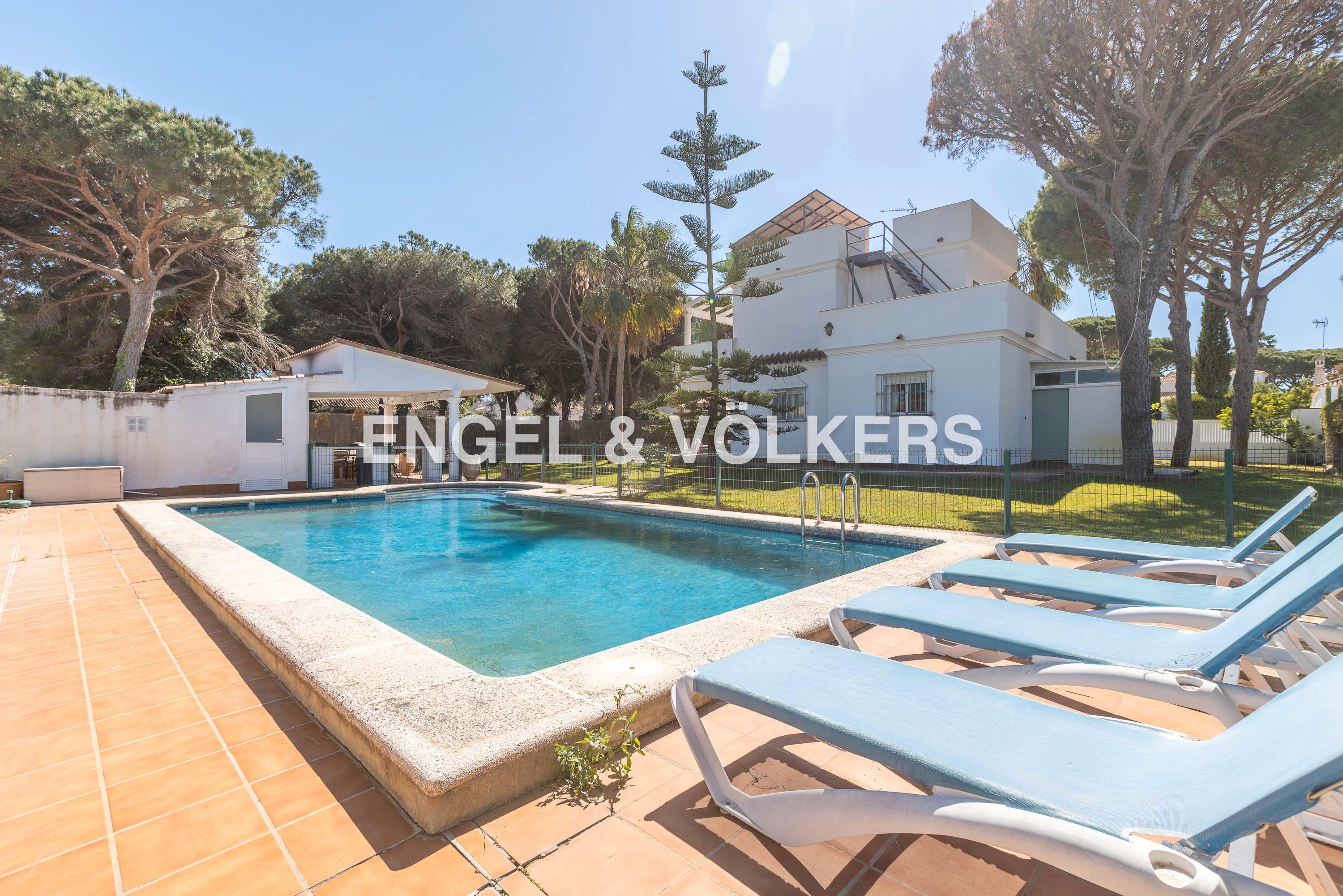 Vista exterior de Casa o xalet en venda en Conil de la Frontera amb Calefacció