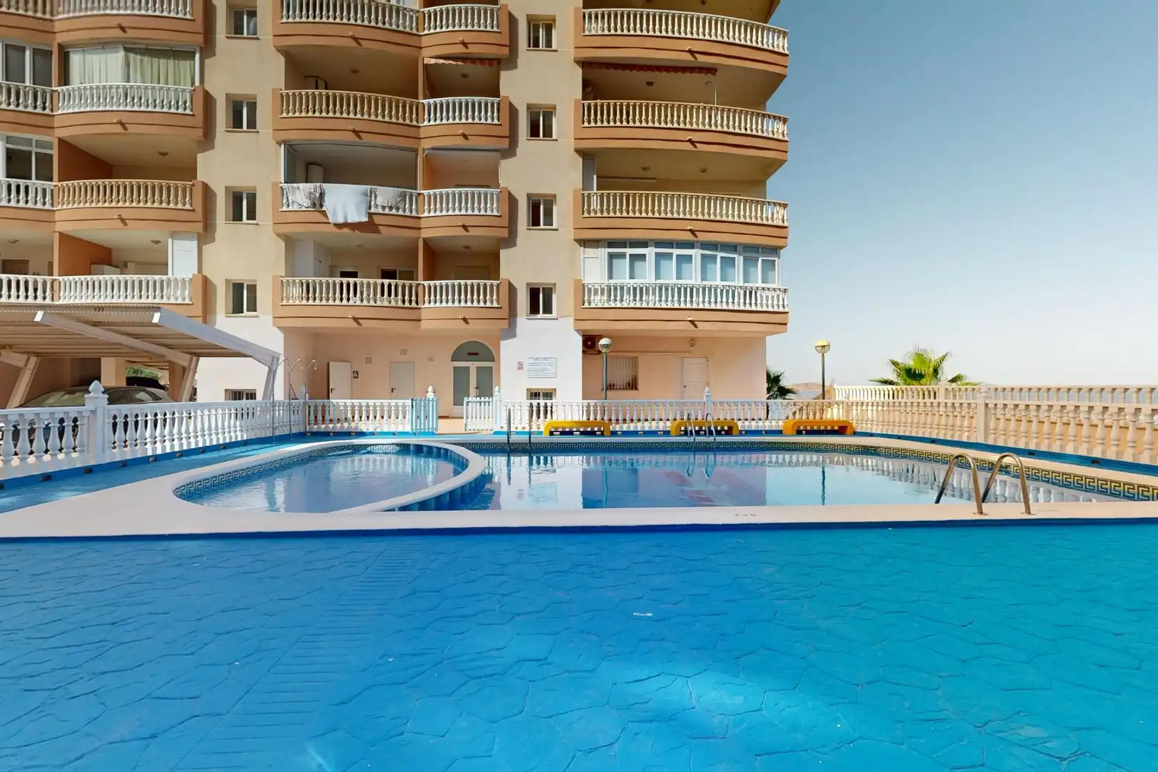 Piscina de Pis en venda en La Manga del Mar Menor amb Aire condicionat, Calefacció i Terrassa