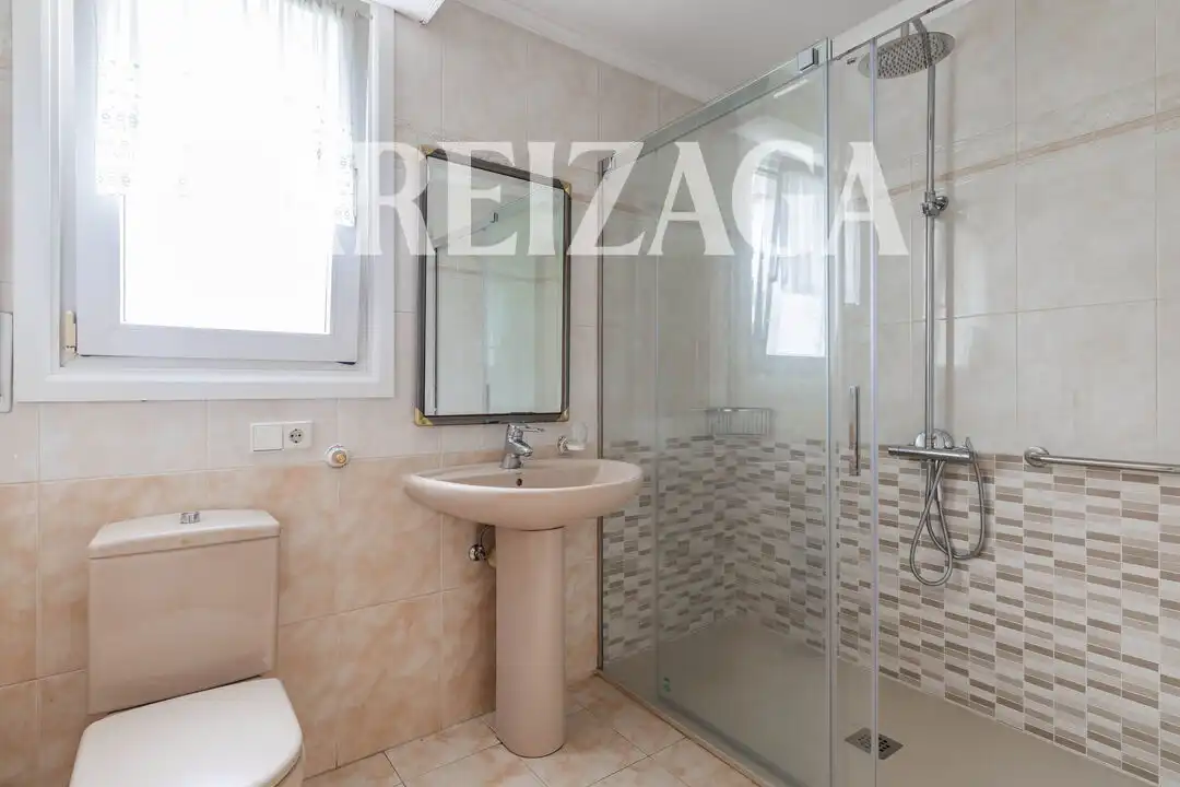 Bany de Casa o xalet en venda en Donostia - San Sebastián  amb Calefacció, Jardí privat i Terrassa