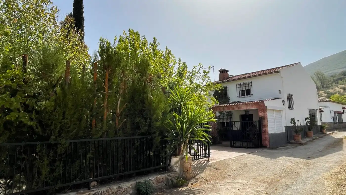 Vista exterior de Casa o xalet en venda en Carcabuey amb Calefacció, Jardí privat i Terrassa
