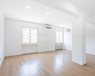 Sala d'estar de Apartament de lloguer en  Madrid Capital amb Aire condicionat i Calefacció