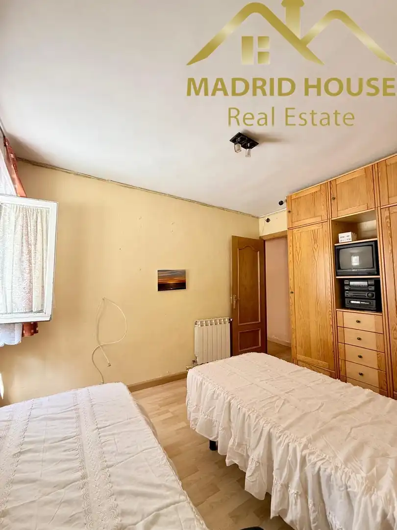 Bedroom of Flat for sale in Madrid  with Air Conditioner and Heating