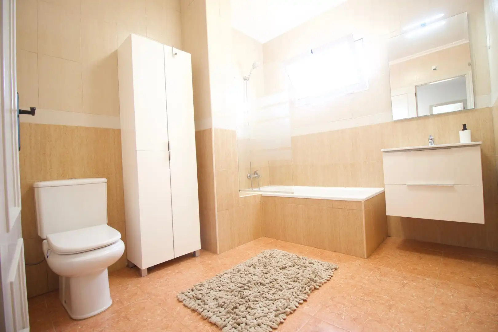 Badezimmer von Einfamilien-Reihenhaus zum Verkauf in Fuente Álamo de Murcia mit Privatgarten und Balkon