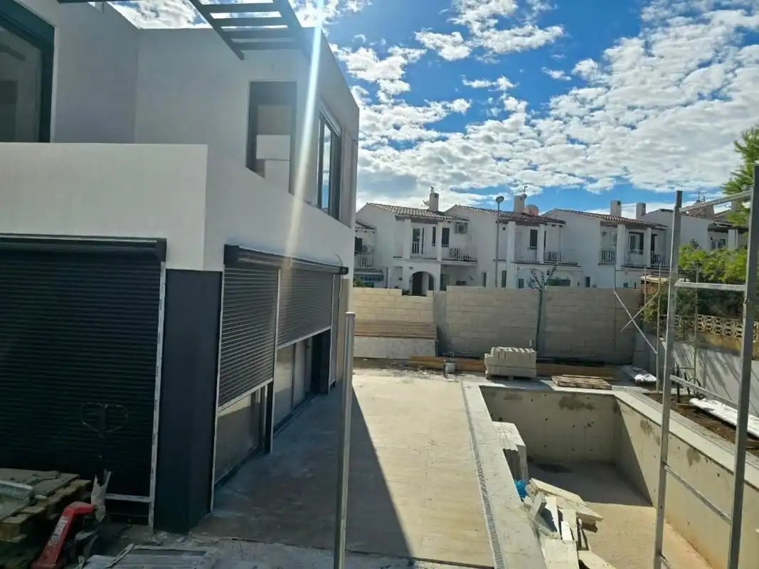 Vista exterior de Casa o chalet en venta en La Nucia con Terraza, Piscina y Piscina comunitaria