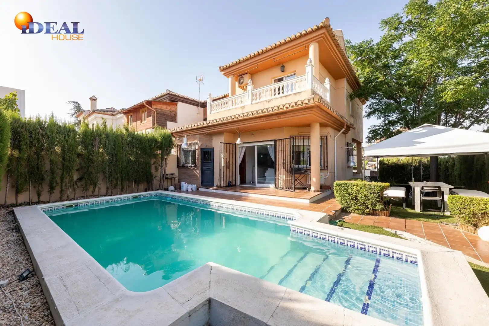 Casa pareada con piscina en venta en Belicena