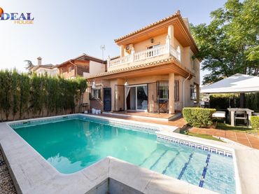 Casa aparellada amb piscina en venda a Belicena