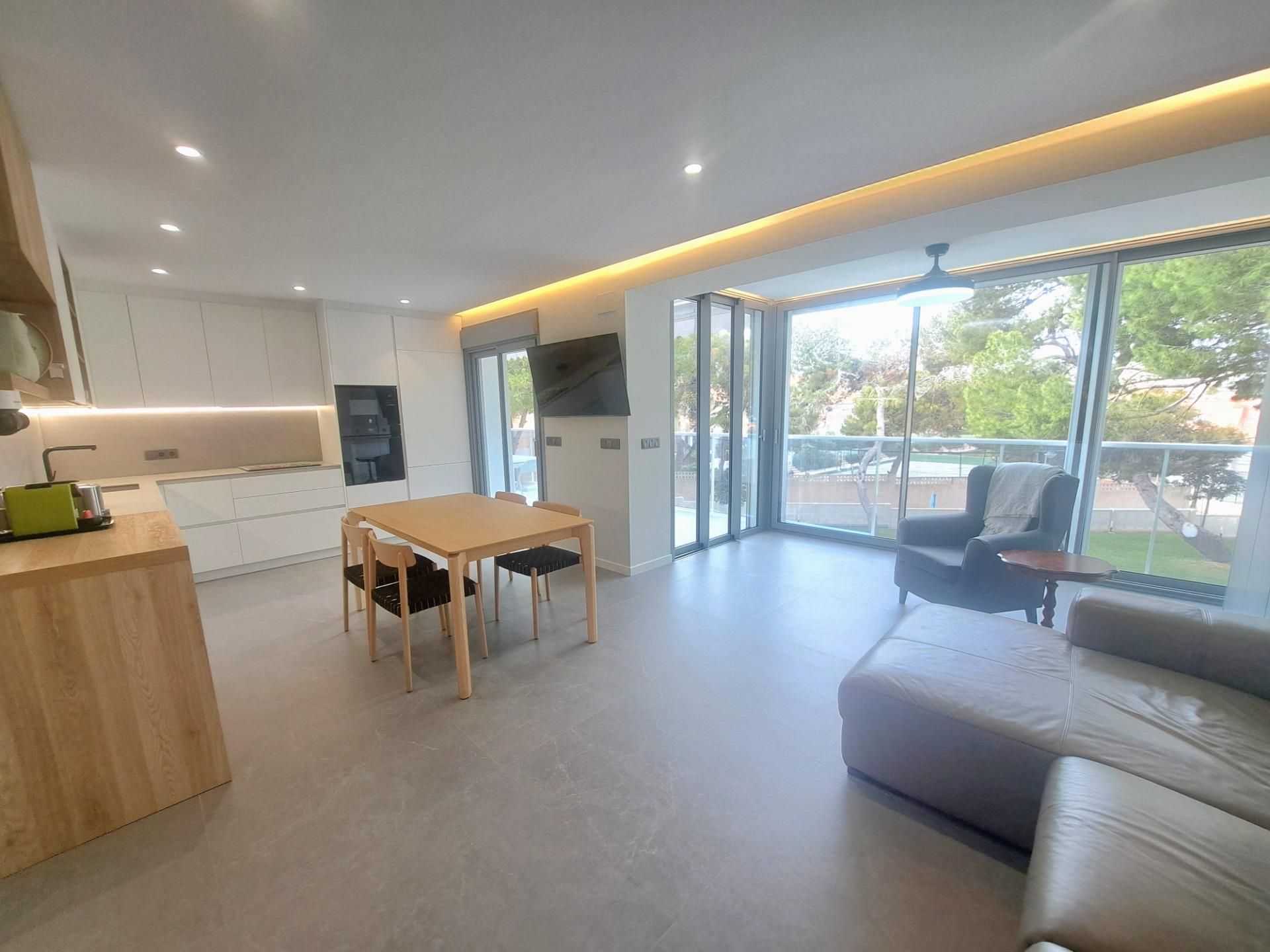 Sala d'estar de Planta baixa de lloguer en Alicante / Alacant amb Aire condicionat, Calefacció i Jardí privat