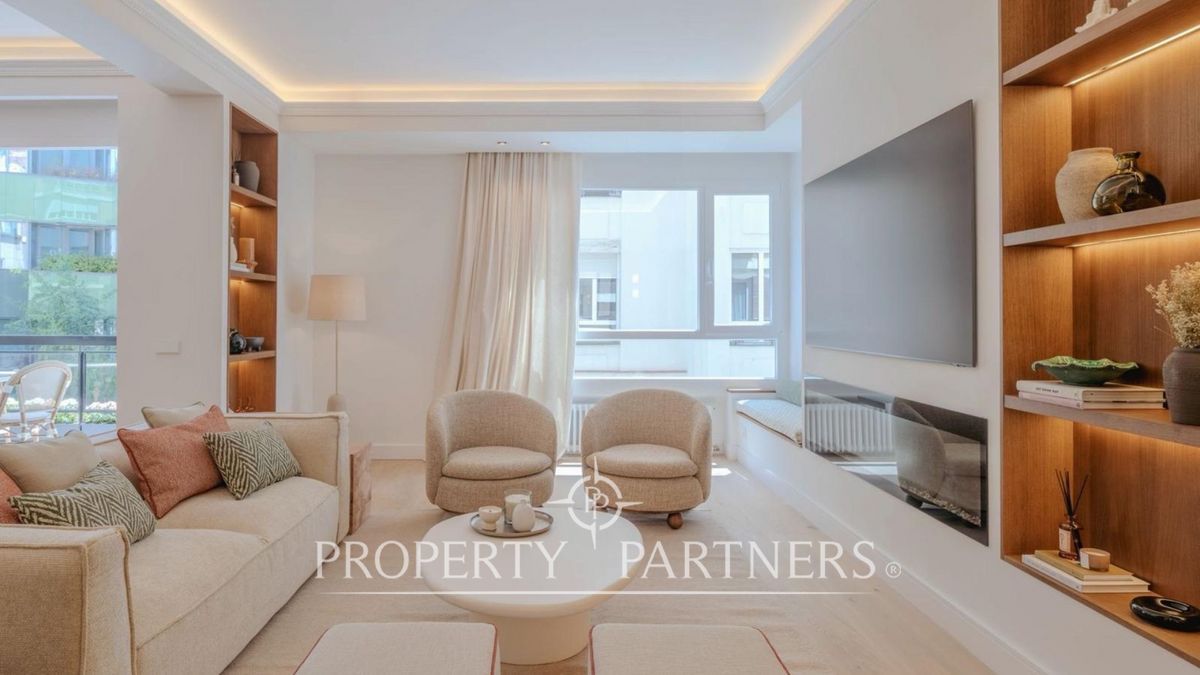 Sala d'estar de Apartament en venda en  Madrid Capital amb Aire condicionat, Calefacció i Terrassa