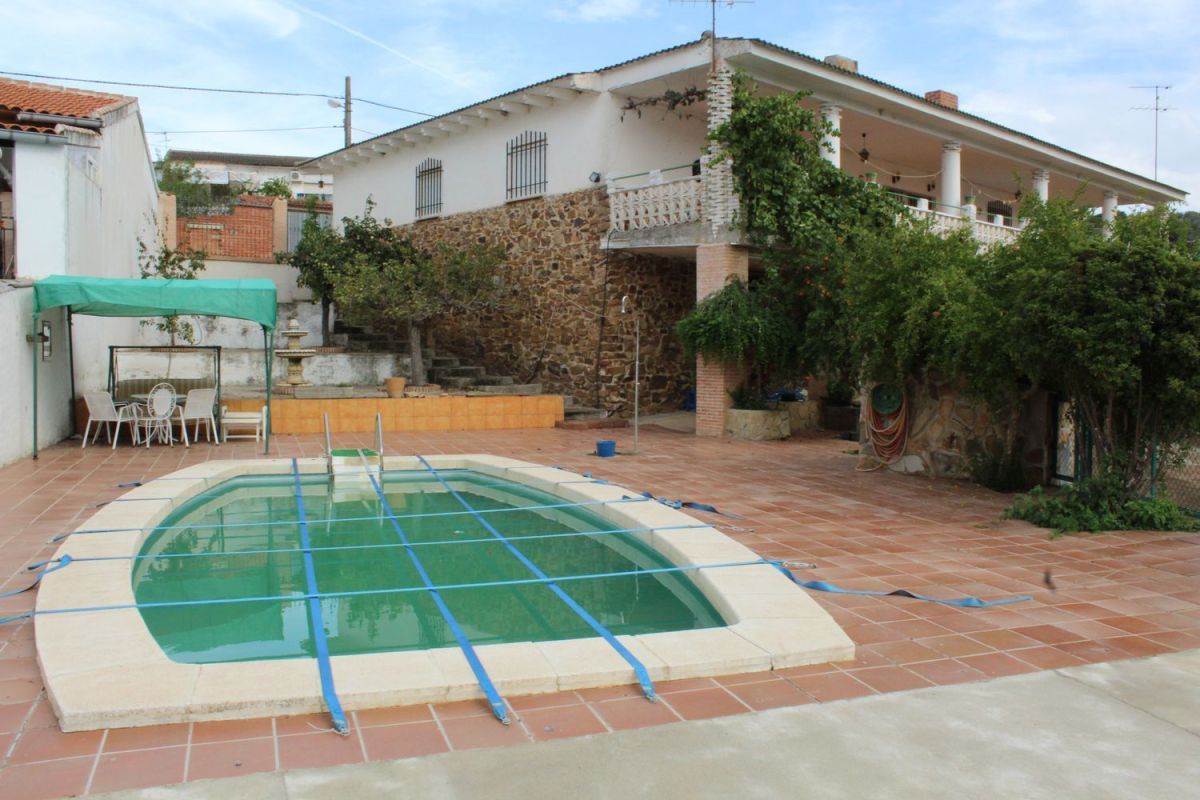 Piscina de Casa adosada en venda en Horcajo de los Montes amb Aire condicionat, Terrassa i Traster