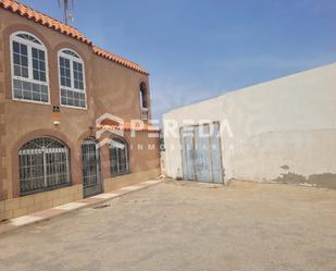 Vista exterior de Casa o xalet en venda en Roquetas de Mar amb Aire condicionat i Terrassa