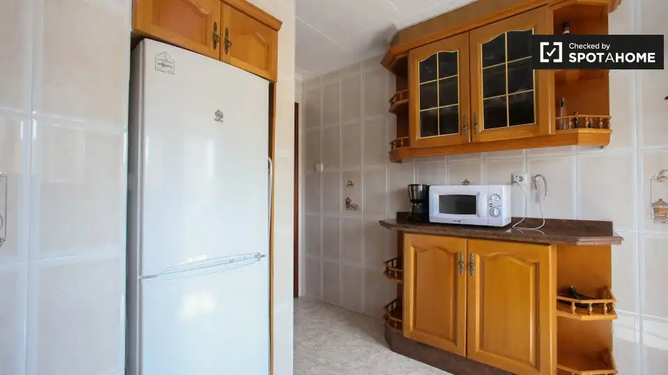 Cuina de Pis de lloguer en Valencia amb Aire condicionat, Calefacció i Moblat