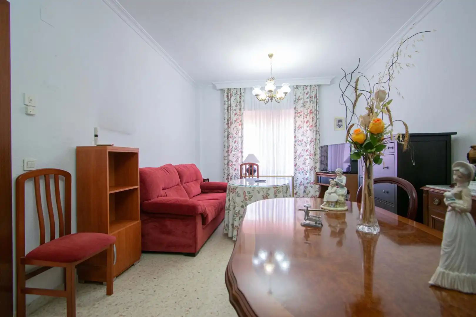 Wohnzimmer von Einfamilien-Reihenhaus zum Verkauf in Sevilla mit Klimaanlage und Heizung