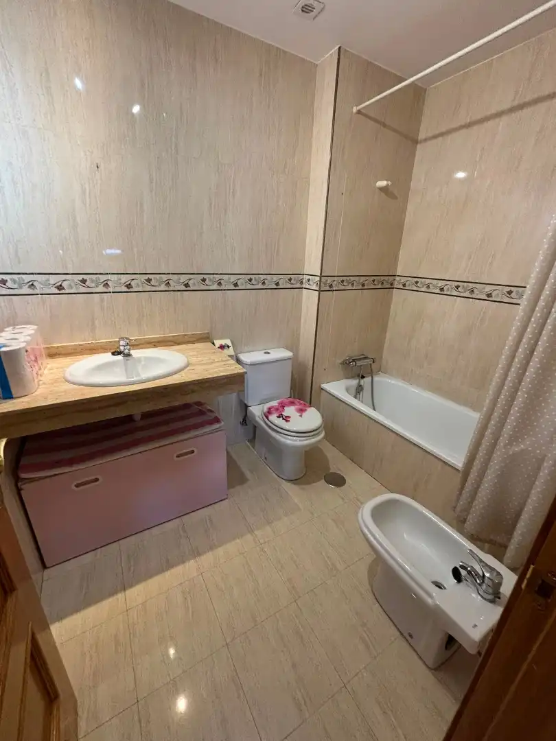 Bany de Àtic de lloguer en Oviedo  amb Calefacció, Parquet i Terrassa