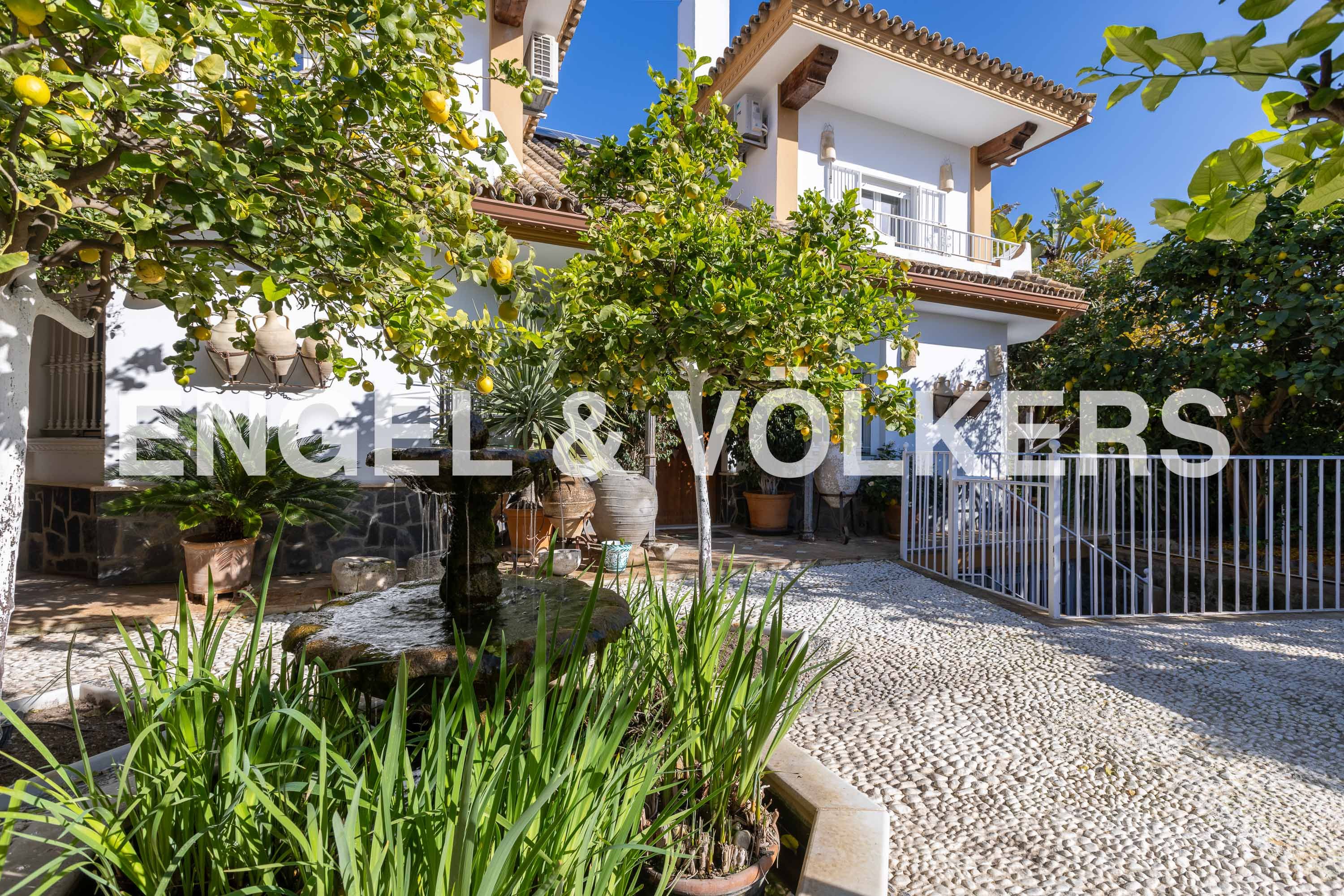 Vista exterior de Casa o xalet en venda en El Puerto de Santa María amb Aire condicionat, Calefacció i Jardí privat