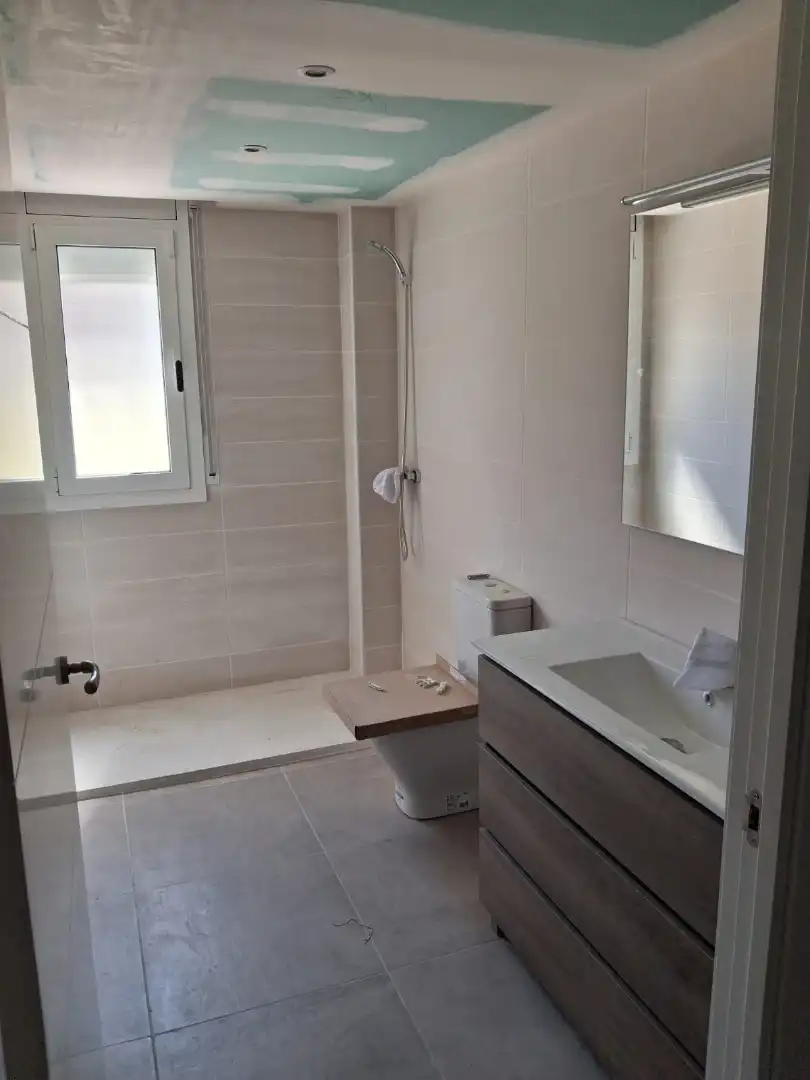 Badezimmer von Einfamilien-Reihenhaus zur Miete in Santa Maria de Palautordera mit Heizung und Privatgarten