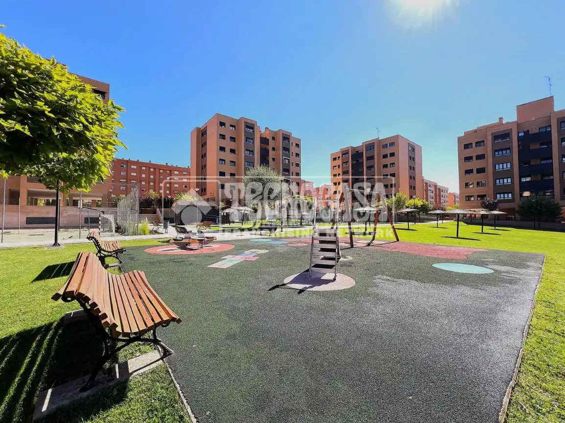 Außenansicht von Wohnung zum Verkauf in Cuenca mit Klimaanlage und Parkett