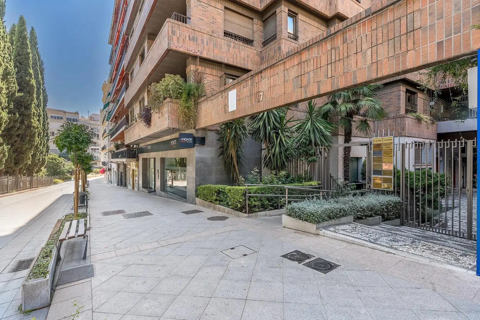 Vista exterior de Planta baixa en venda en Granada amb Aire condicionat, Jardí privat i Moblat