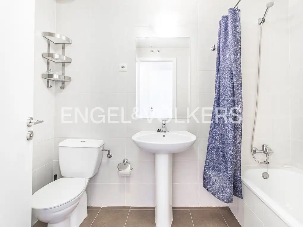 Badezimmer von Wohnung zur Miete in Madrid mit Heizung, Parkett und Schwimmbad