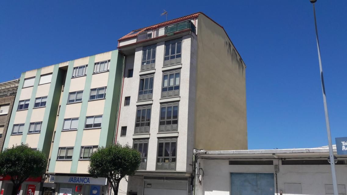 Vista exterior de Edifici en venda en Narón