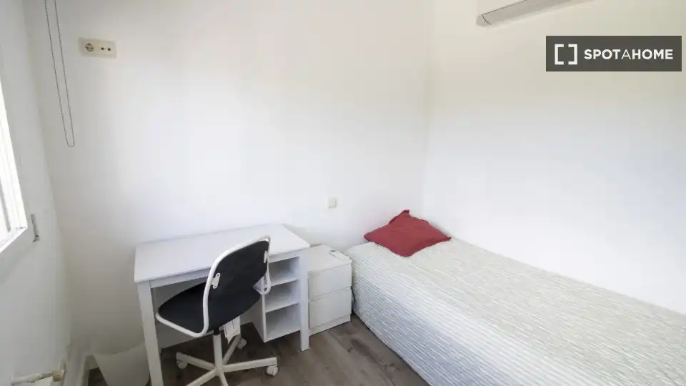 Dormitori de Pis per a compartir en Pozuelo de Alarcón amb Aire condicionat, Calefacció i Moblat