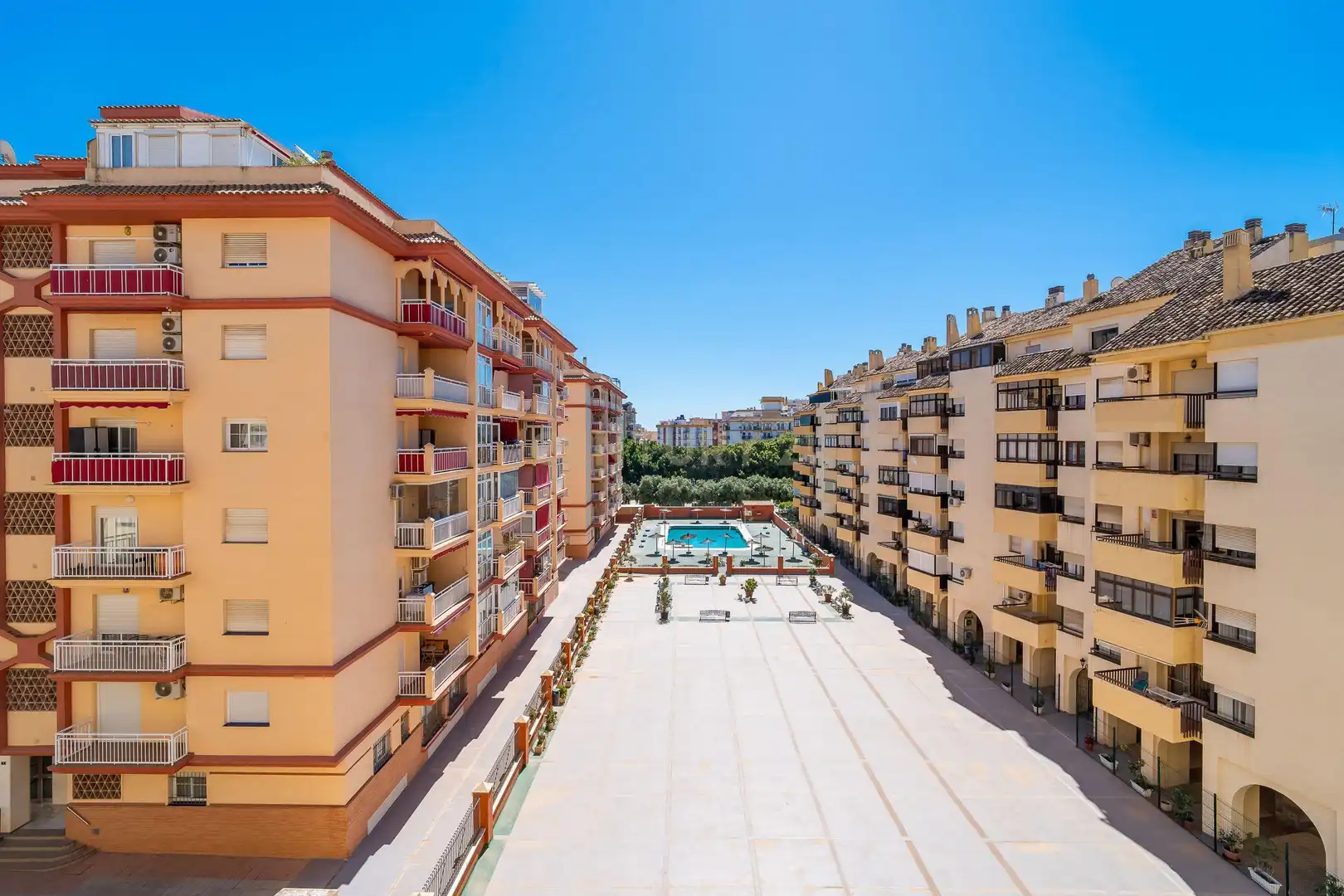 Vista exterior de Piso en venta en Fuengirola con Piscina y Piscina comunitaria