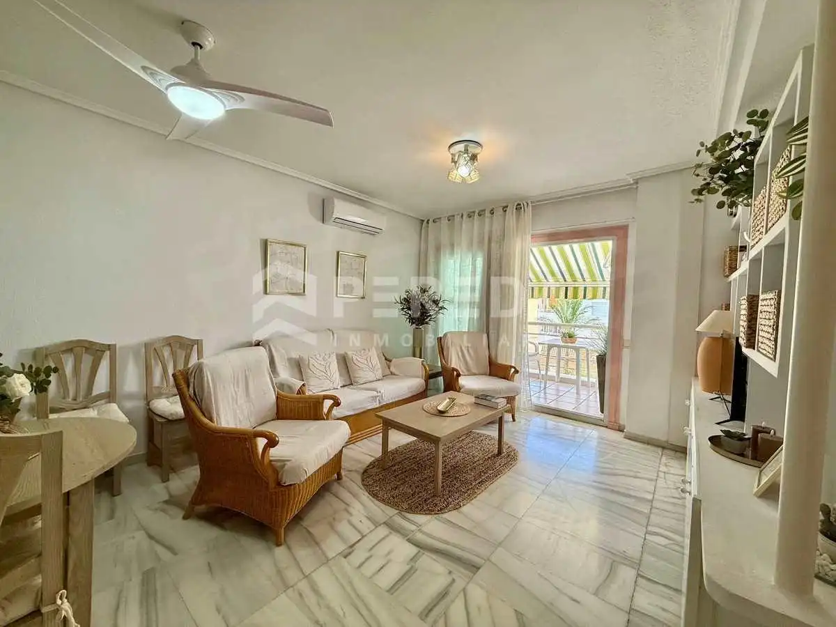 Sala de estar de Apartamento en venta en Roquetas de Mar con Aire acondicionado, Terraza y Amueblado