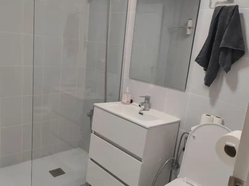 Badezimmer von Wohnung zur Miete in Benalmádena mit Klimaanlage, Terrasse und Balkon