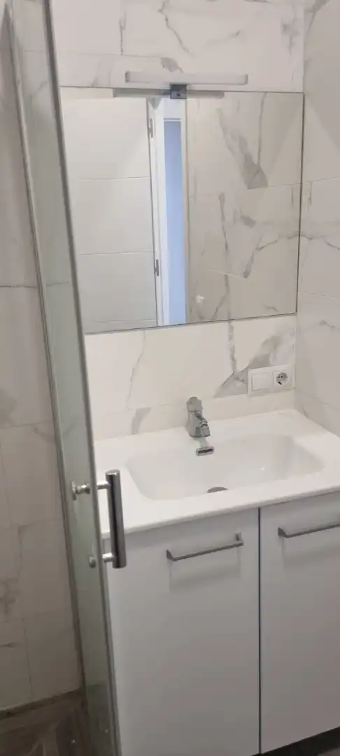 Bany de Local en venda en Barcelona amb Parquet, Moblat i Alarma