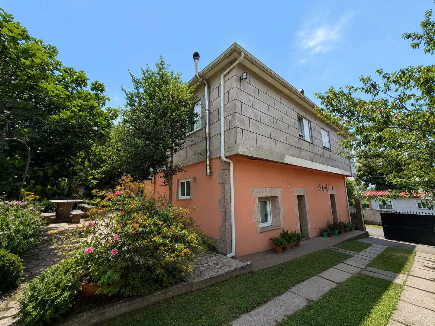 Vista exterior de Casa o xalet en venda en A Cañiza   amb Calefacció, Jardí privat i Parquet
