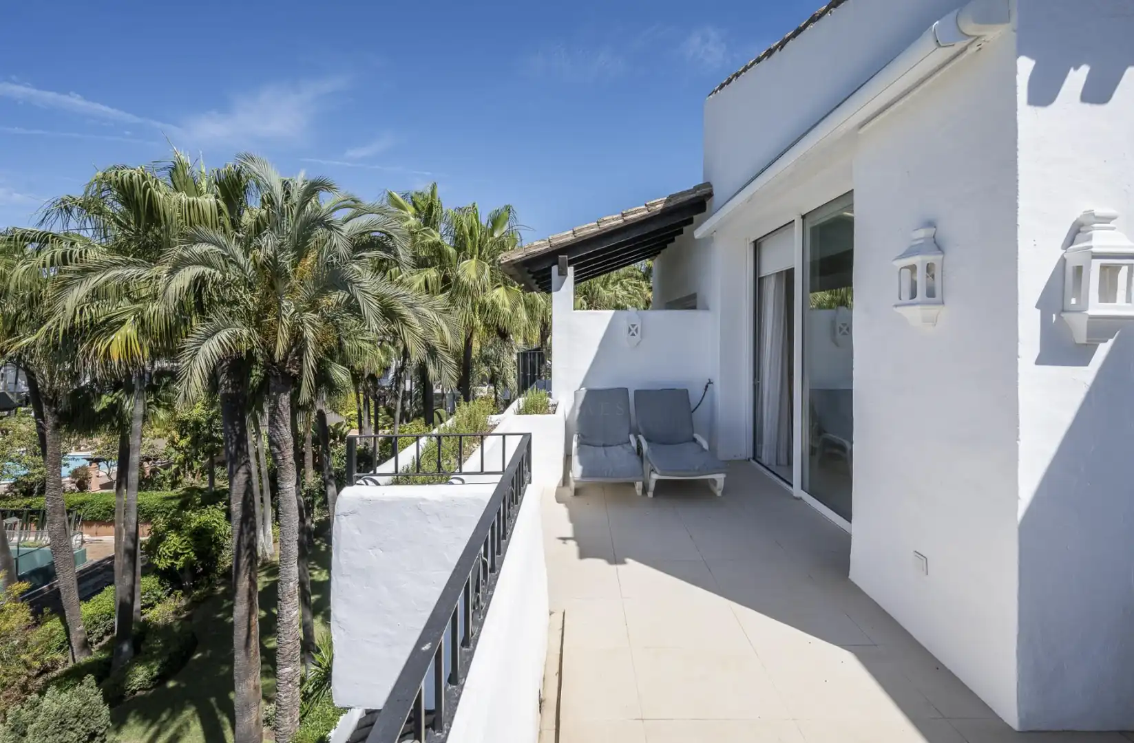 Terrasse von Dachboden zur Miete in Marbella mit Klimaanlage, Schwimmbad und Möbliert