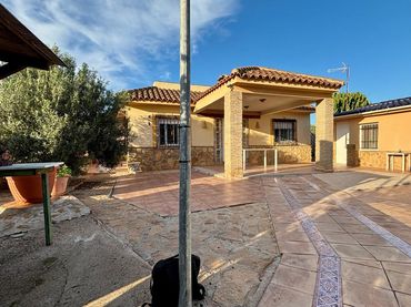 Chalet con piscina en venta en Calle Mar de la China 23