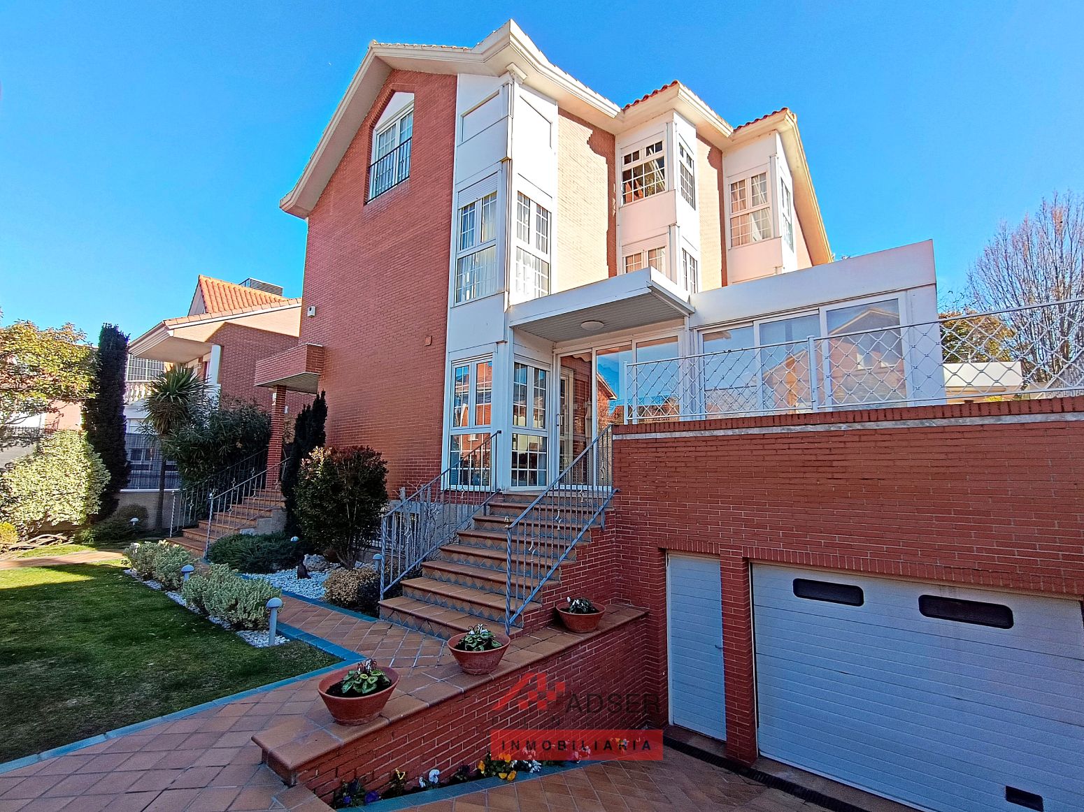 Vista exterior de Casa o xalet en venda en Lardero amb Aire condicionat, Calefacció i Jardí privat