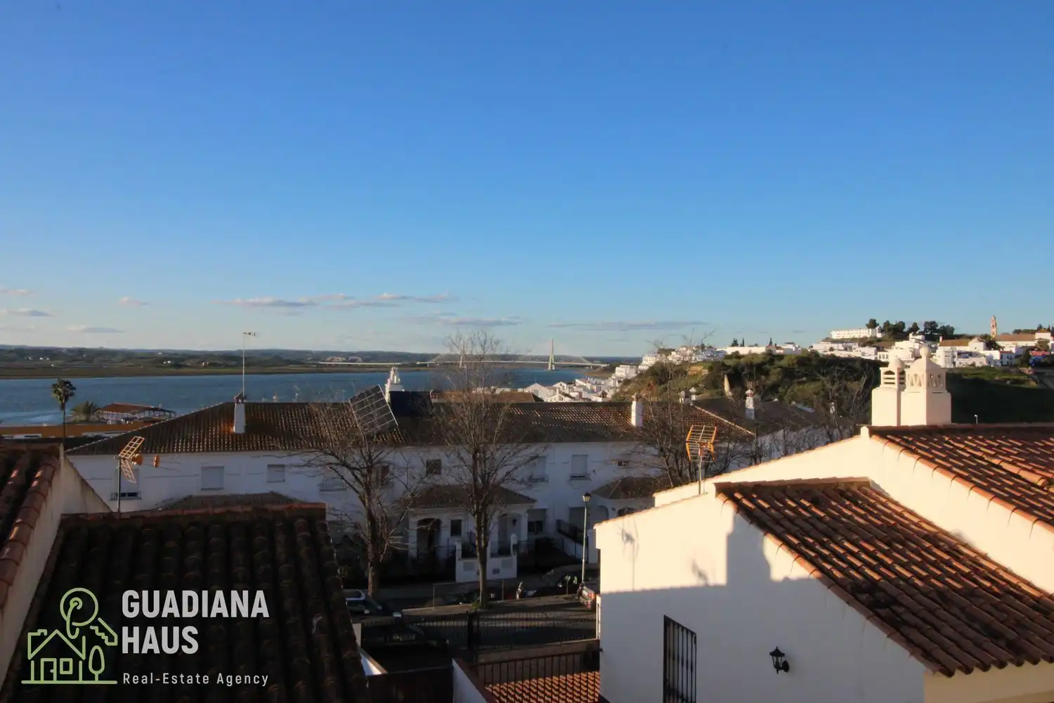 Vista exterior de Casa adosada en venda en Ayamonte amb Terrassa i Traster