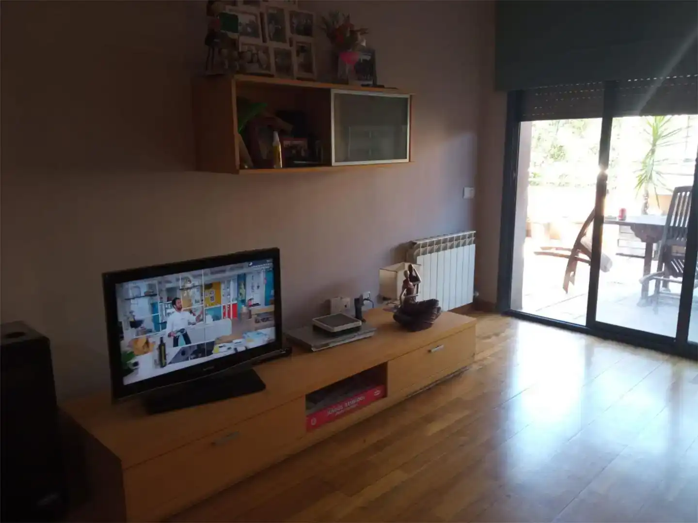 Sala d'estar de Casa adosada per a compartir en Vallirana amb Parquet, Piscina i Moblat