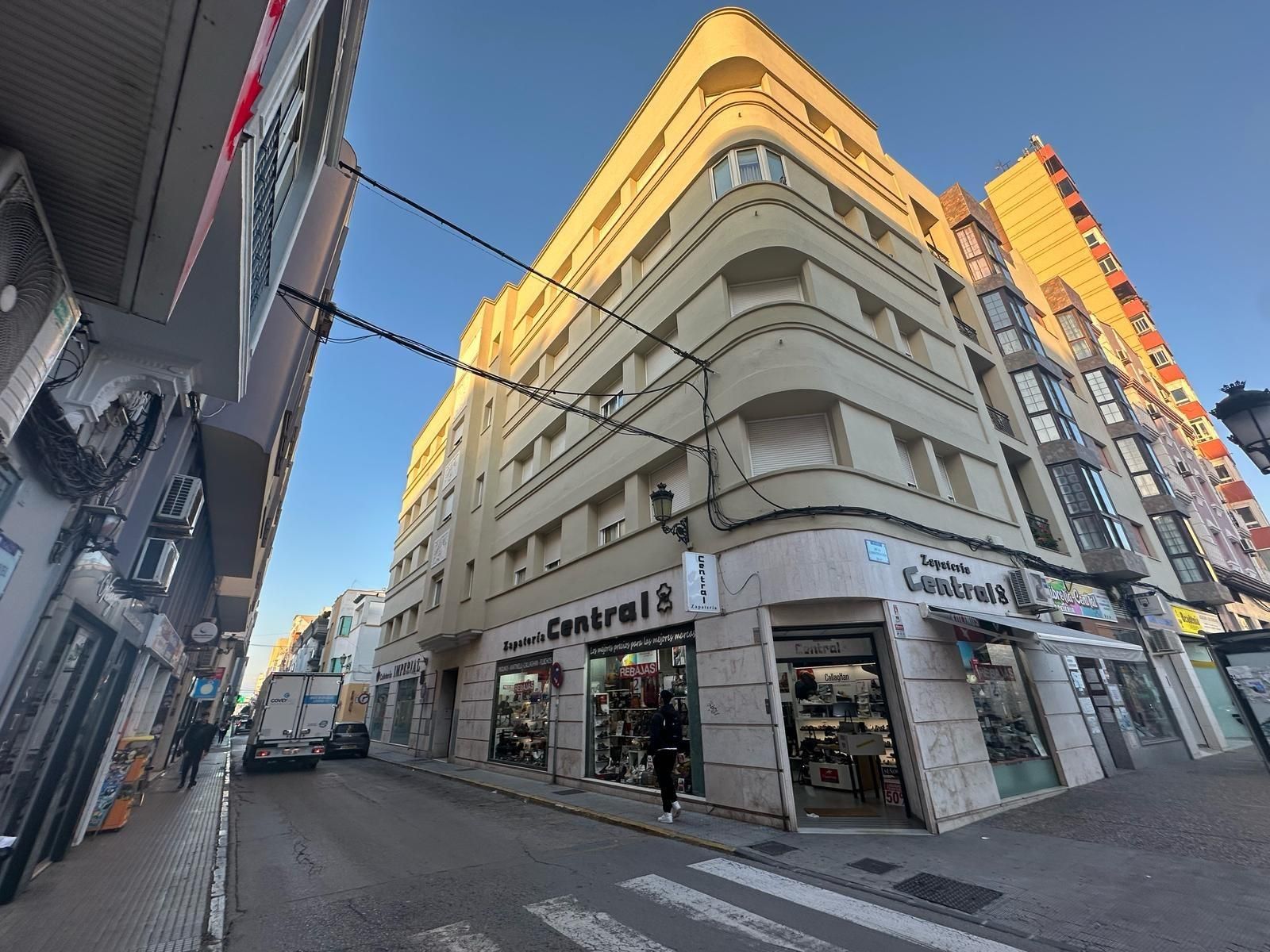 Vista exterior de Pis en venda en La Línea de la Concepción amb Calefacció i Balcó