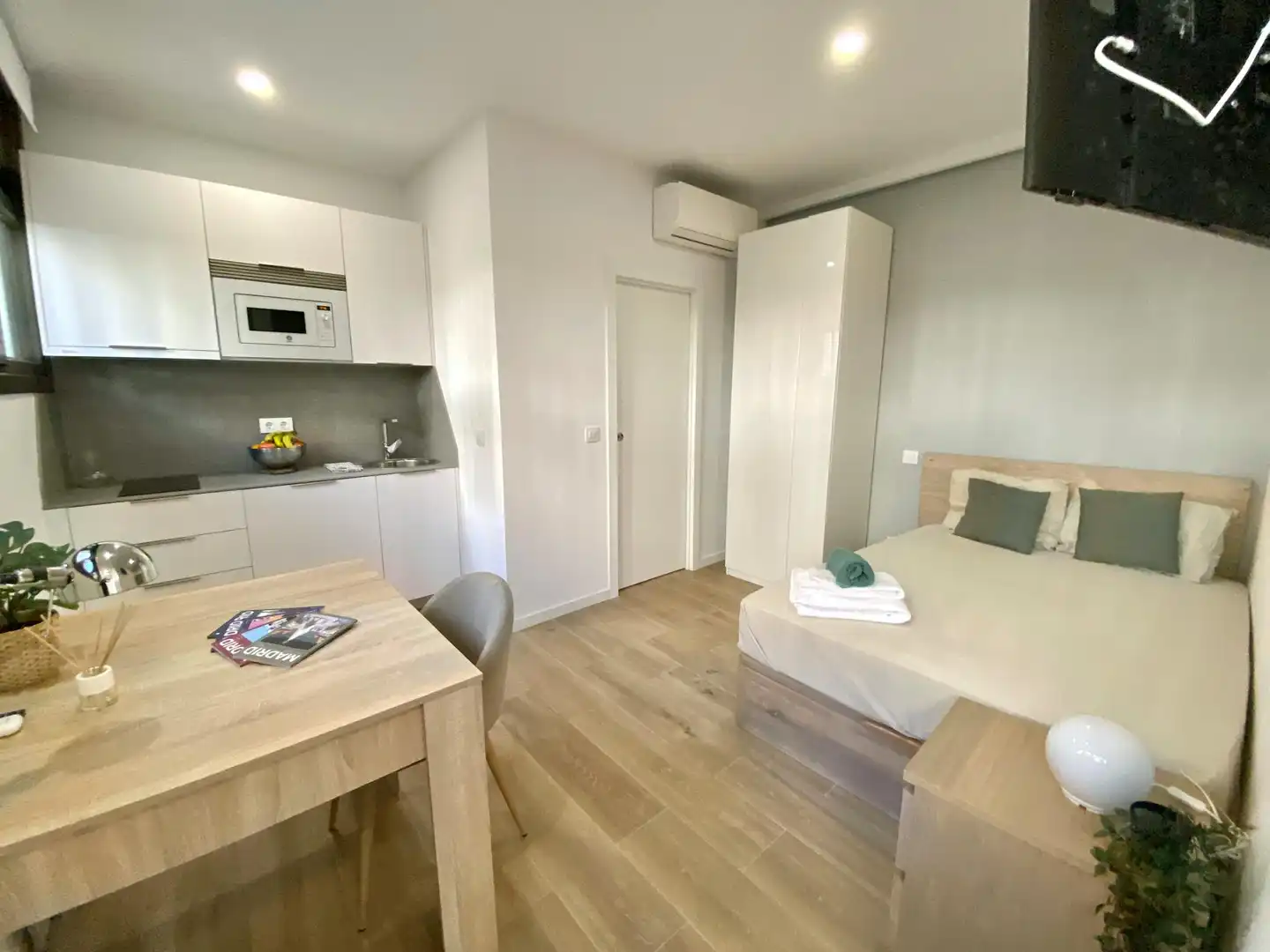 Schlafzimmer von Wohnung zur Miete in Madrid mit Klimaanlage, Heizung und Privatgarten