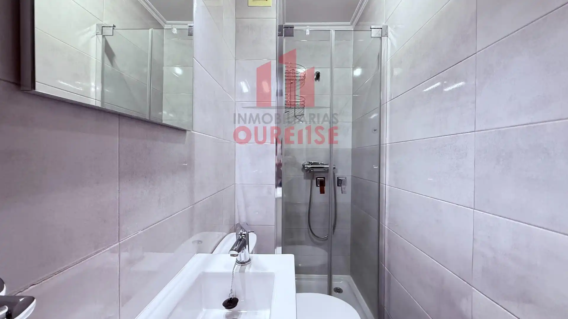 Bathroom of Flat for rent in Ourense Capital   with Heating and Furnished