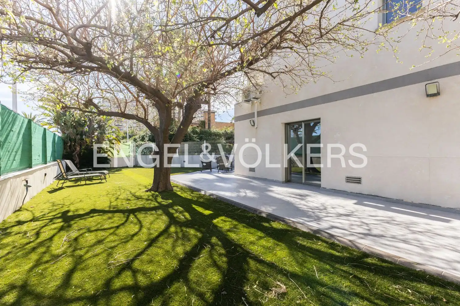 Außenansicht von Einfamilien-Reihenhaus zum Verkauf in Gandia mit Klimaanlage, Heizung und Privatgarten