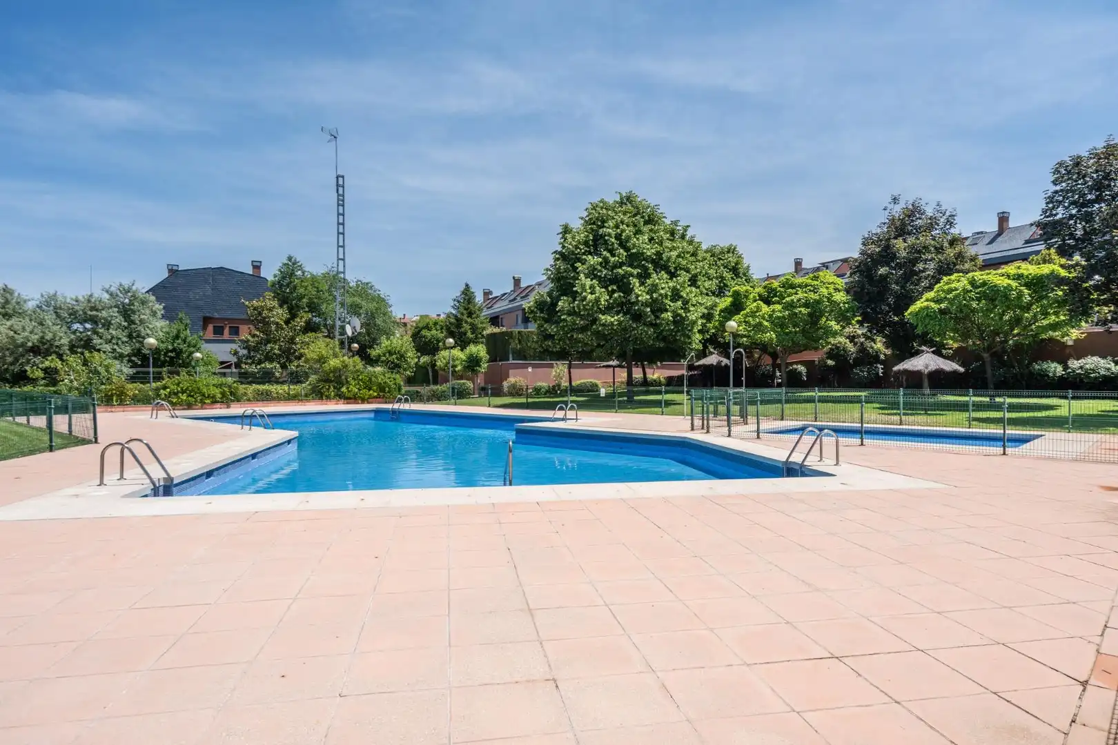 Piscina de Casa adosada en venda en Las Rozas de Madrid amb Aire condicionat, Calefacció i Jardí privat