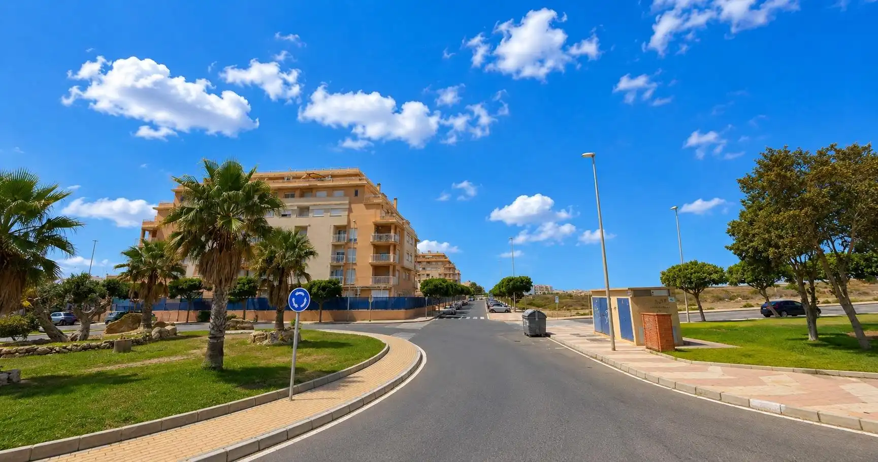 Vista exterior de Piso en venta en Roquetas de Mar con Jardín privado y Piscina comunitaria